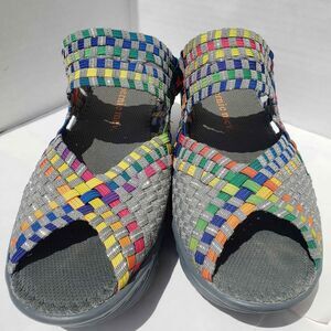 BM Bernie Mev Womens Peep Toe Slip On Wedge Rainbow Gray Sandals Sz 41EU 9.5 US